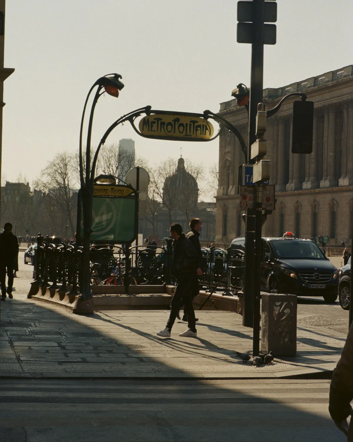 Paris metro girişindeki Métropolitain tabelası